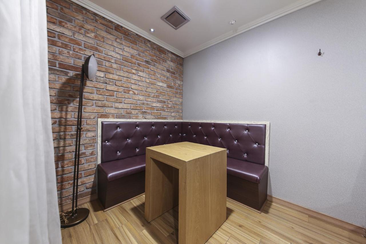 Central Hotel Чангуон Екстериор снимка
