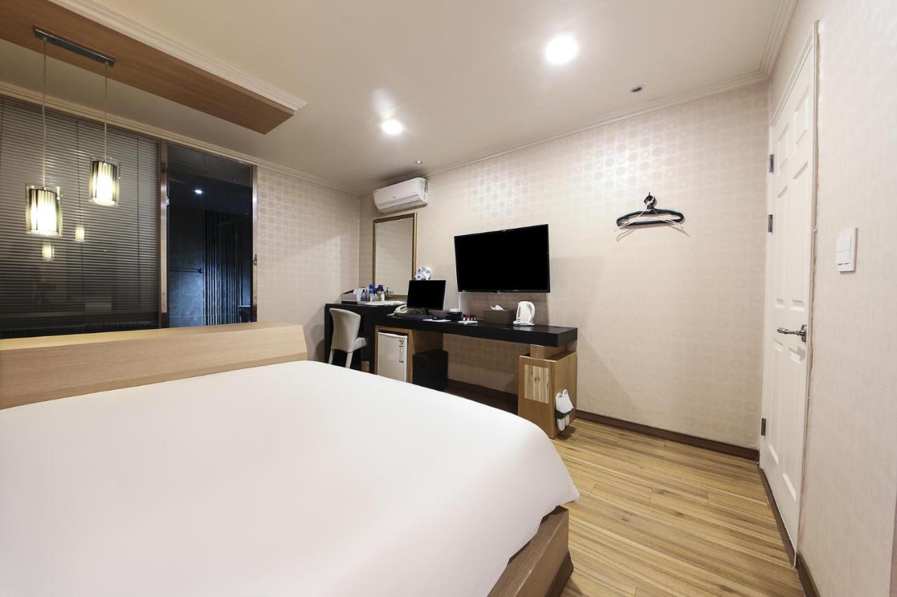 Central Hotel Чангуон Екстериор снимка
