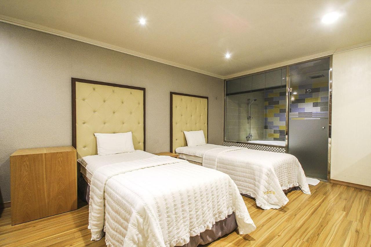Central Hotel Чангуон Екстериор снимка