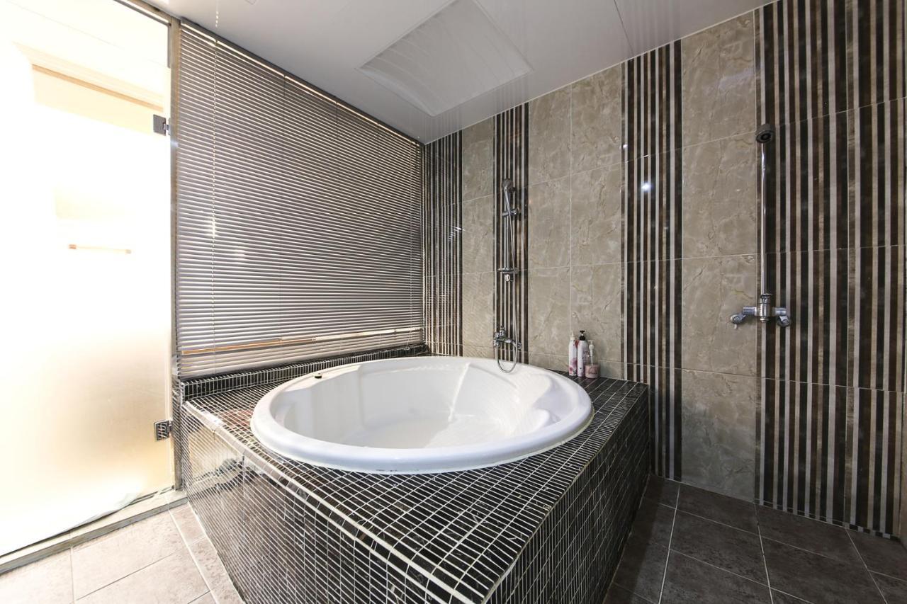 Central Hotel Чангуон Екстериор снимка