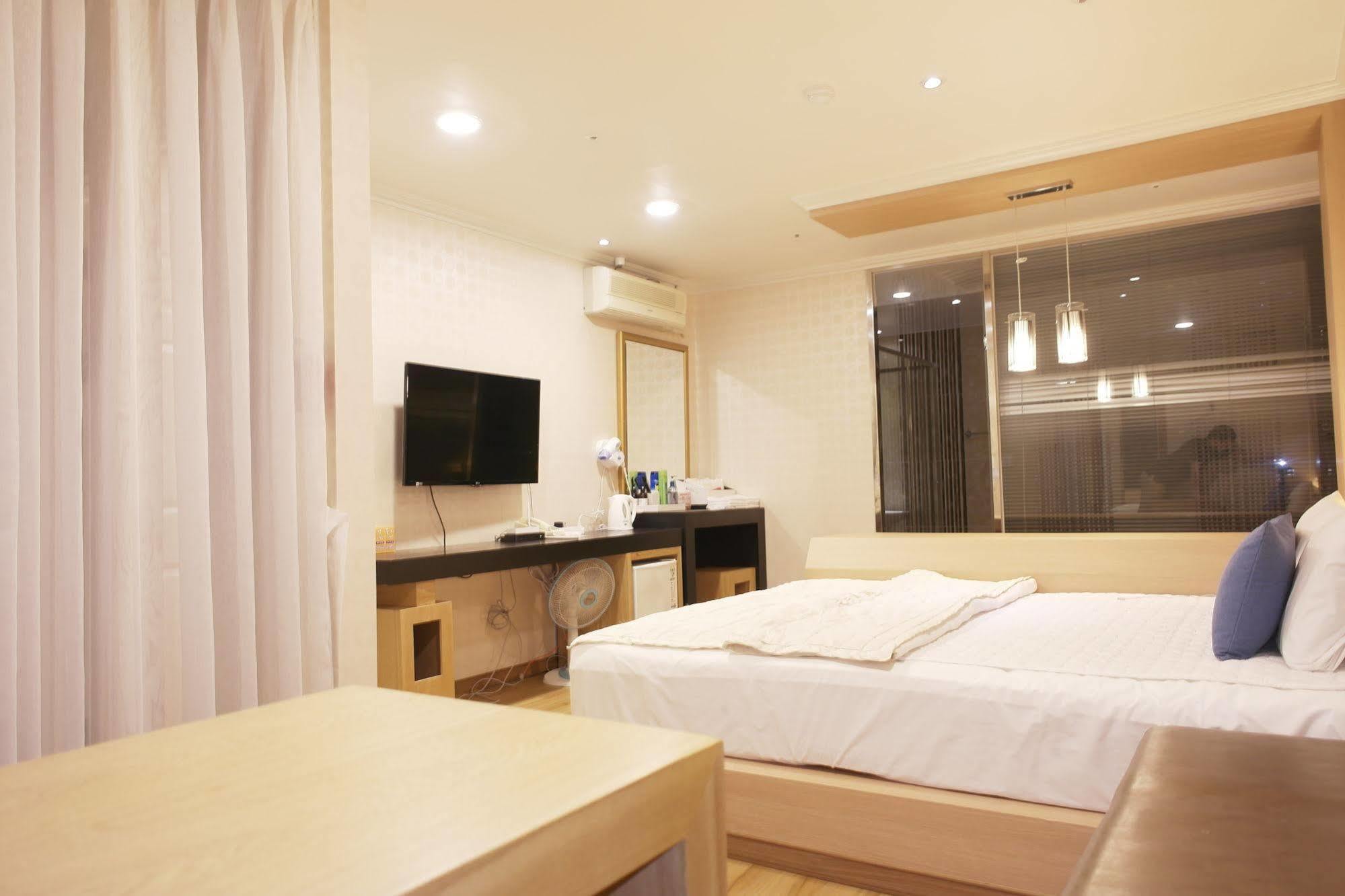 Central Hotel Чангуон Екстериор снимка