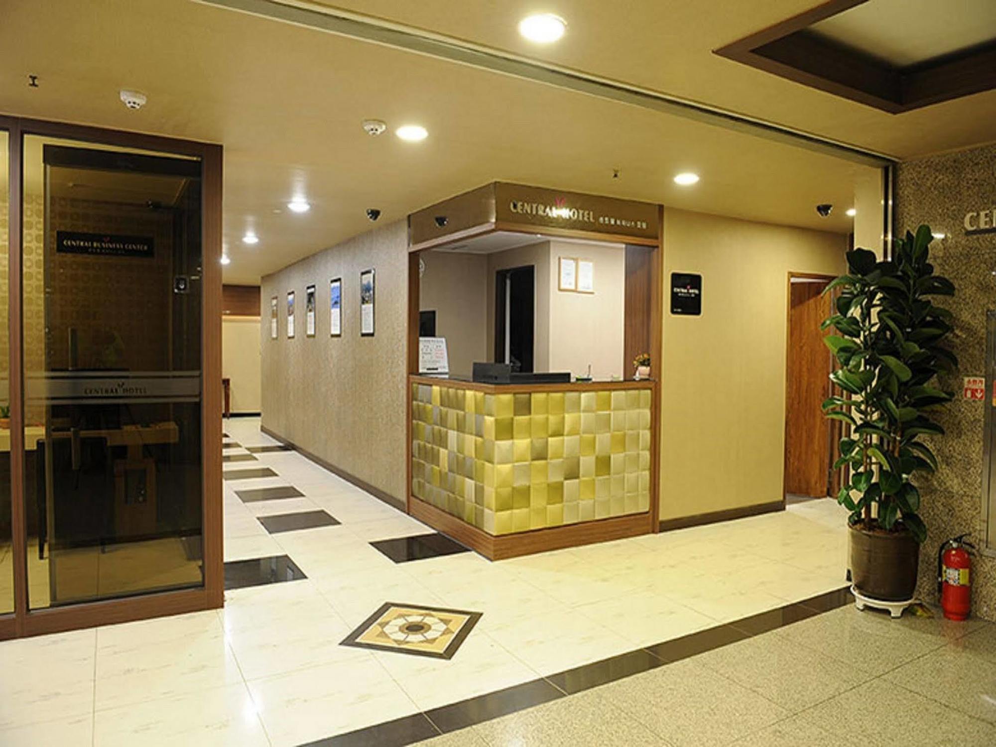 Central Hotel Чангуон Екстериор снимка