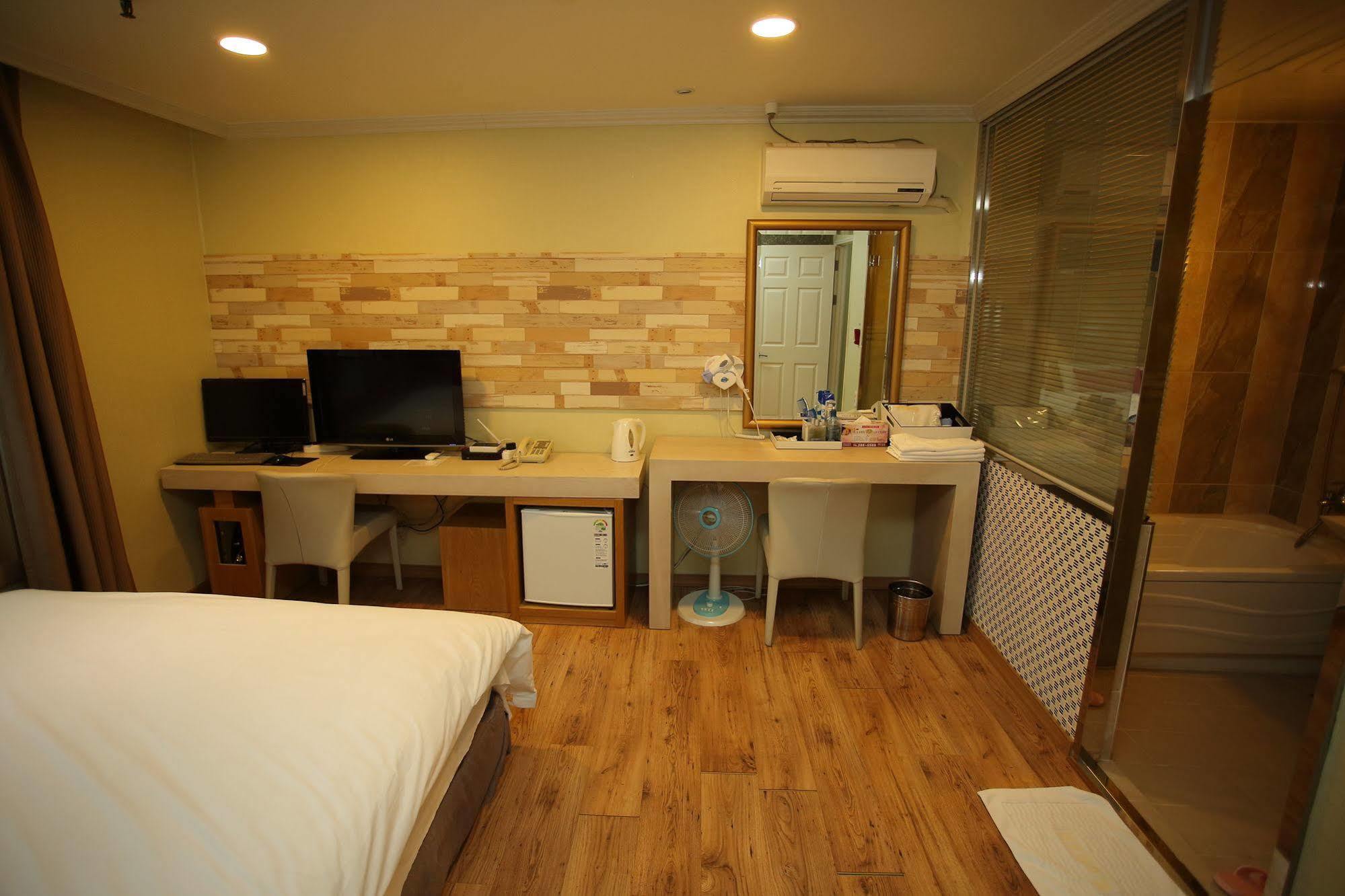 Central Hotel Чангуон Екстериор снимка