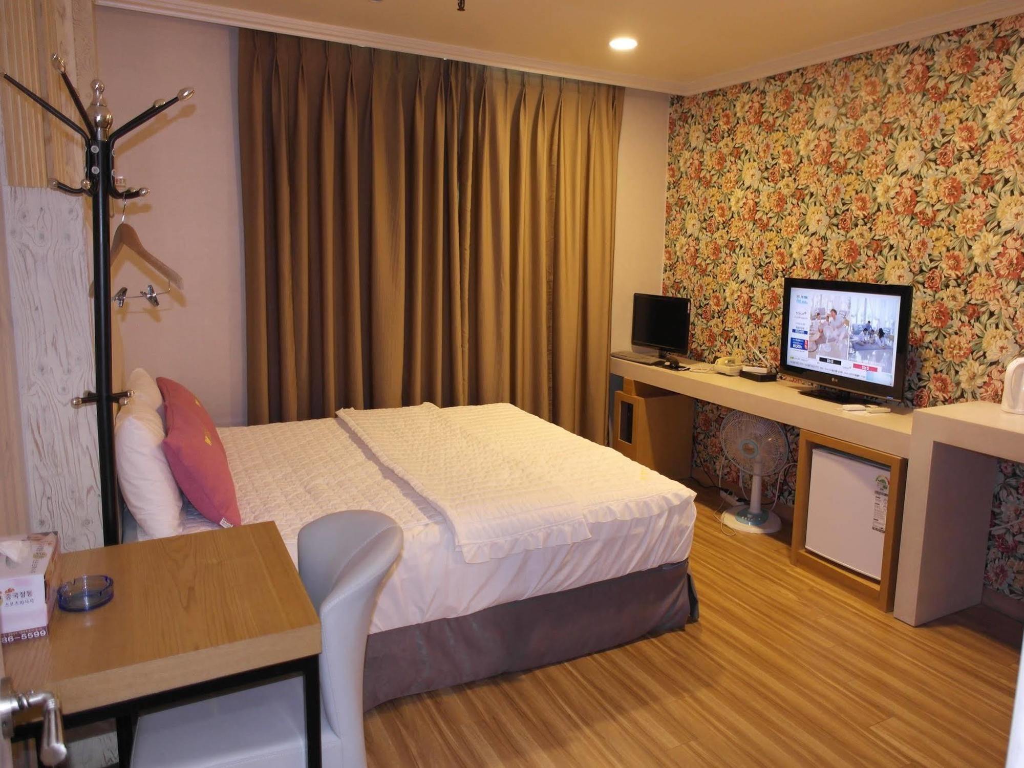 Central Hotel Чангуон Екстериор снимка